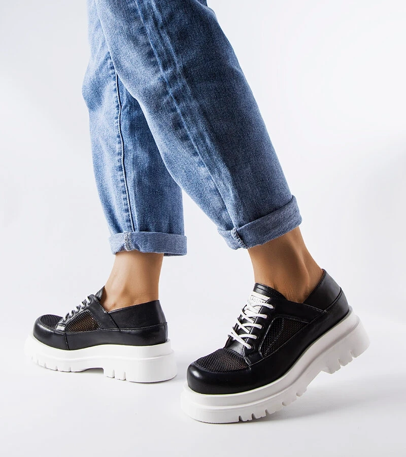 Schwarze durchbrochene massive Halbschuhe Tasmin