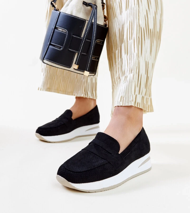 Schwarze perforierte Halbschuhe Muna