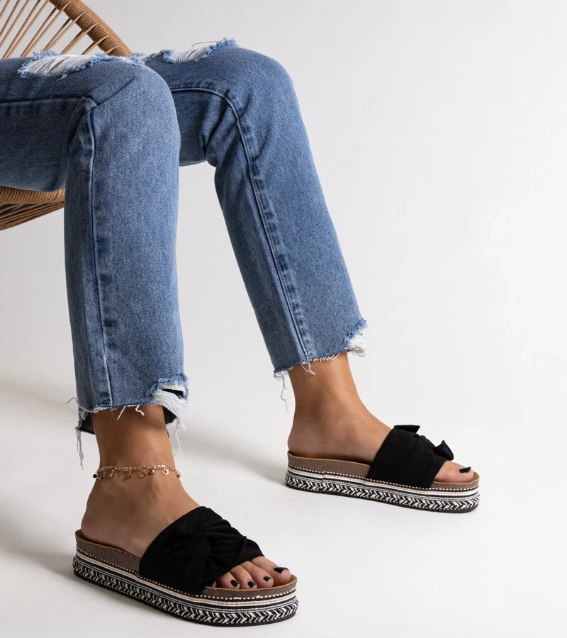 Massive schwarze Pantoletten mit dekorativer Sohle von Nibalie