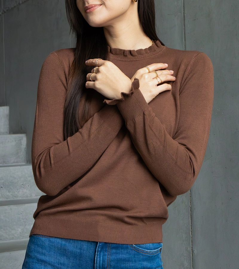 Brauner weicher Pullover mit Rüschen verziert Luel