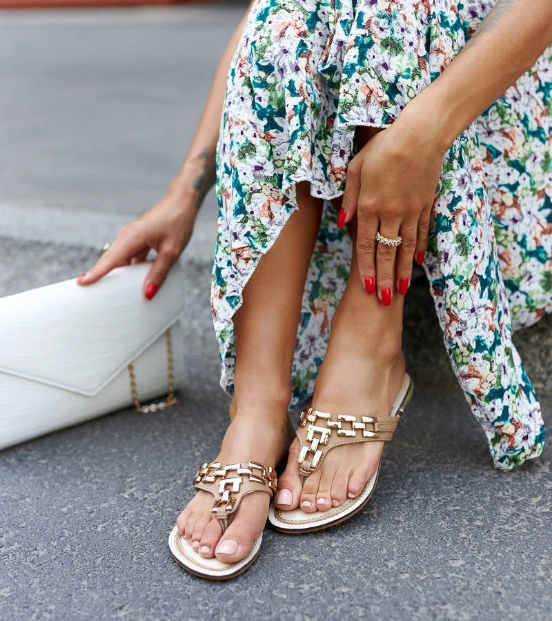 Braune elegante japanische Flip-Flops Buttapietra