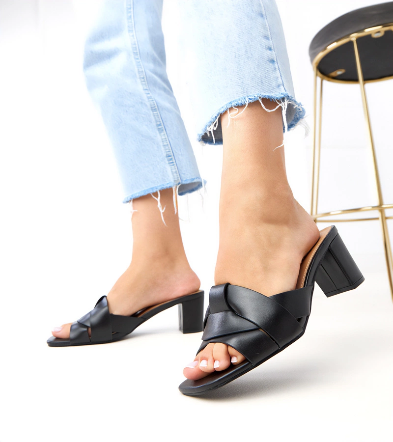 Schwarze klassische Blockabsatz-Pantoletten aus Kunstleder Risana