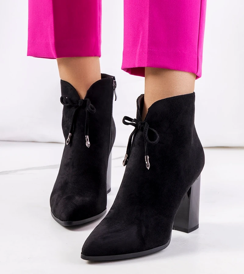 Schwarze Stiefeletten auf Absatz Deti