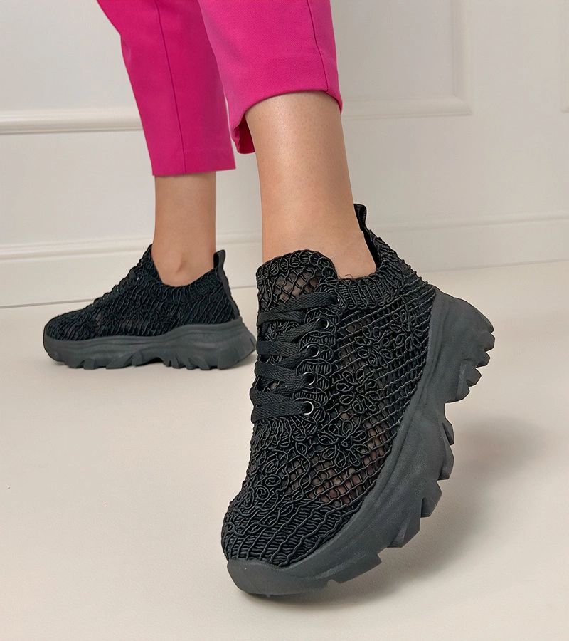 Schwarze durchbrochene Sneakers auf Plateau Brokes