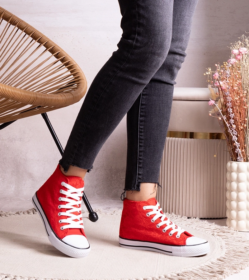 Rote hohe Turnschuhe mit Spitze von Bonifakima.