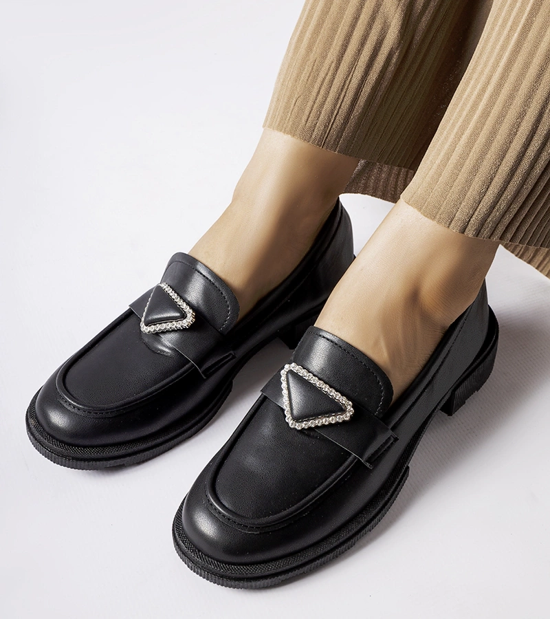 Schwarze Mokassins verziert mit Zirkonen von Marsilius