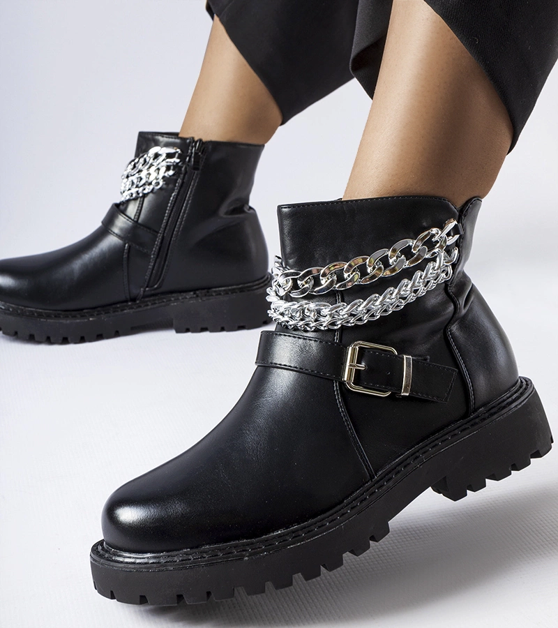 Schwarze Stiefeletten mit dekorativen Ketten Mezzavia