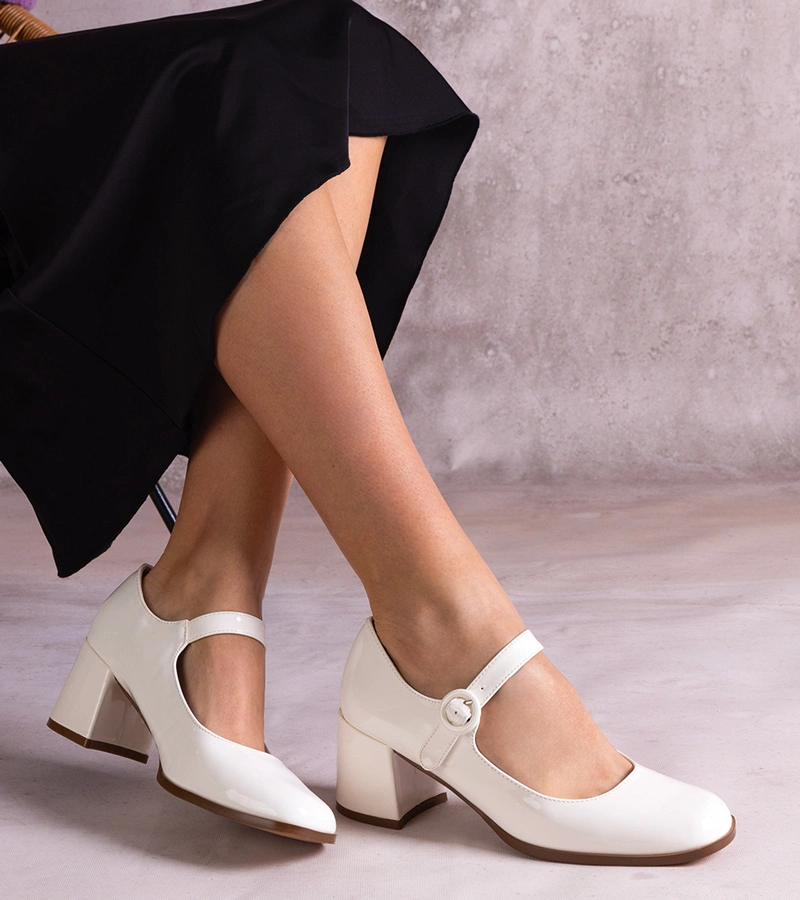 Weiße Pumps mit Riemchen auf Blockabsatz lyraa