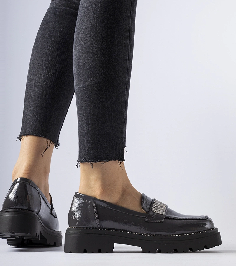 Dunkelgraue lackierte Fecteau Mokassins