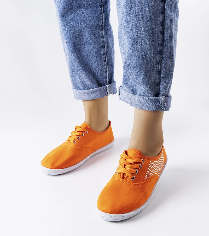 Orangefarbene Tennisschuhe mit Zirkonen von Godfrey