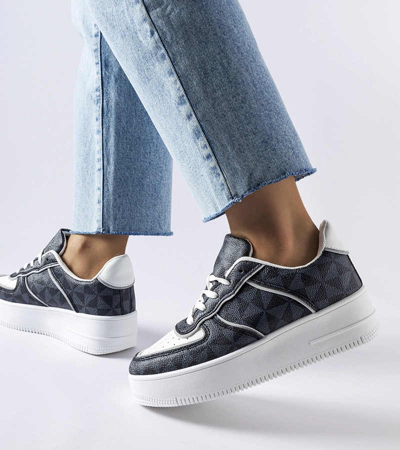 Schwarze Sneakers verziert mit dem Monogramm von Sands