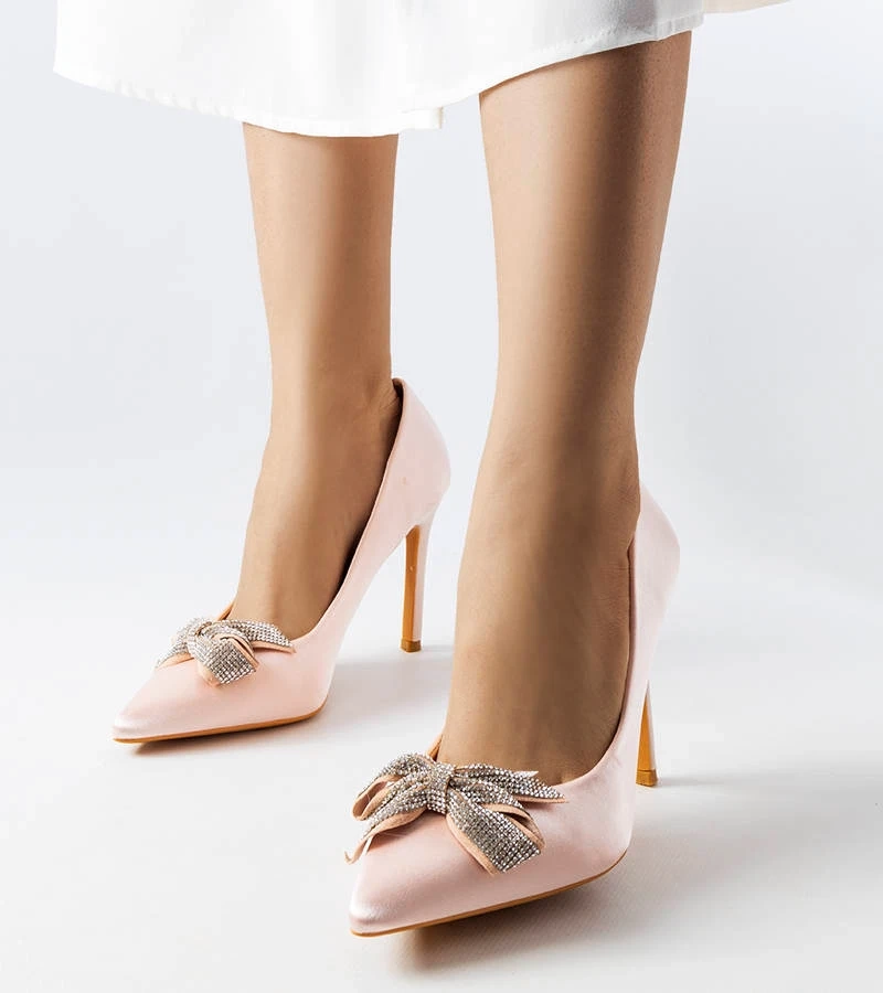 Madonnas rosa Pumps mit Satin-Finish
