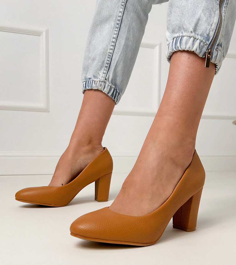 Beige klassische Lackpumps mit Absatz Spenny