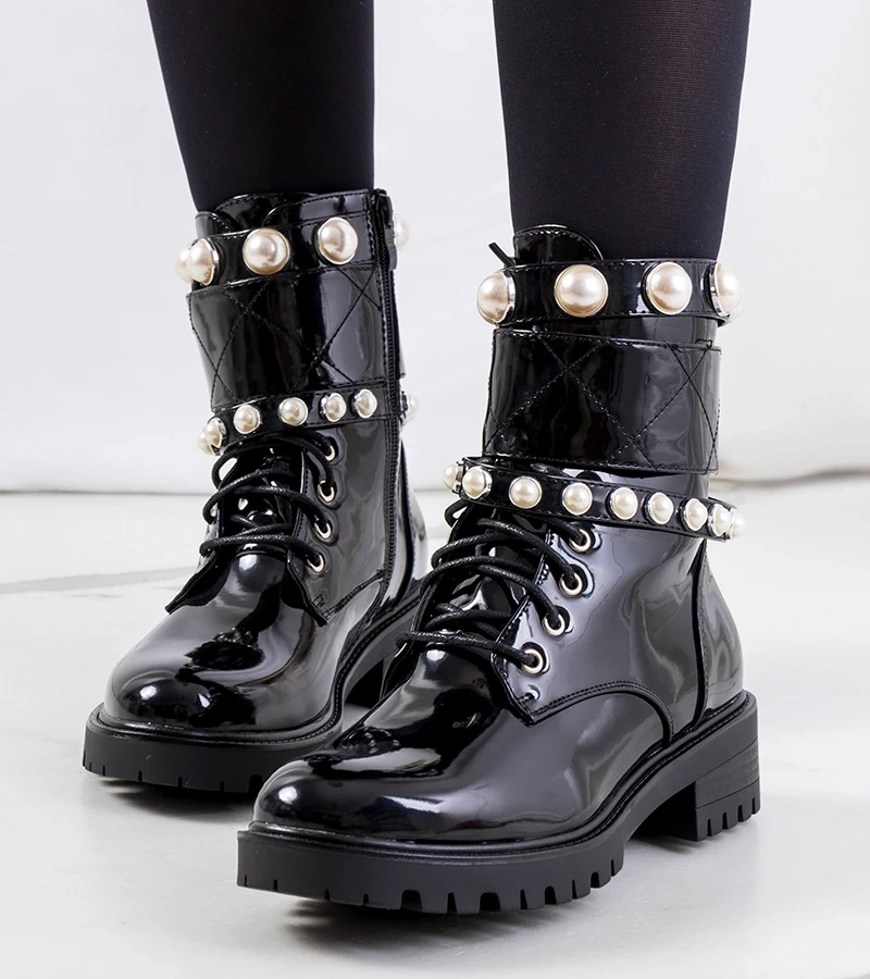 Schwarze Stiefeletten mit Perlen von Bredon