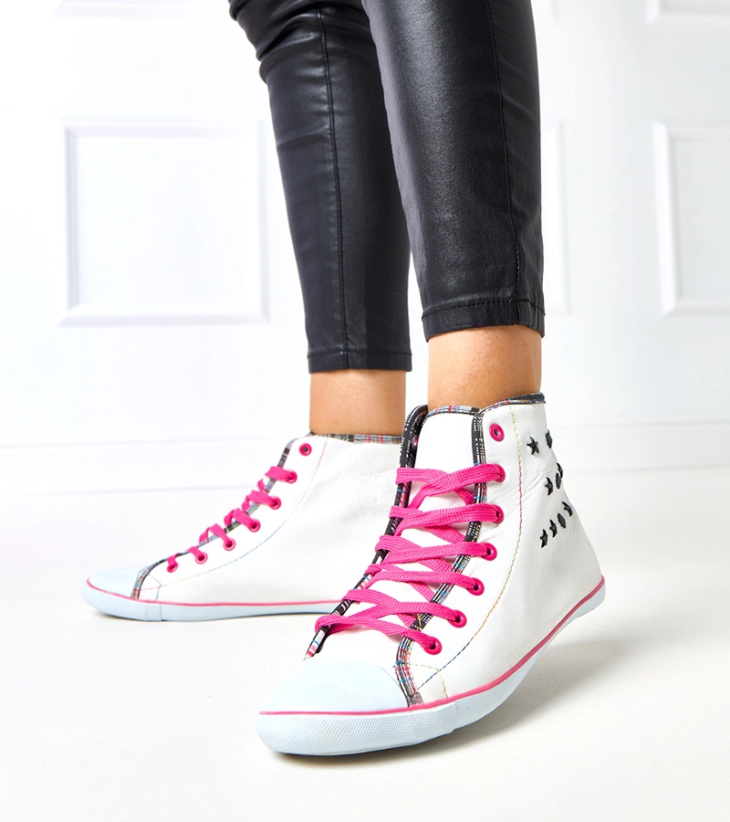 Weiße High-Top-Sneaker mit geometrischem Muster Kalert