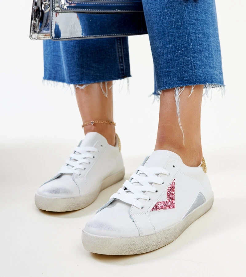 Weiße Sneakers mit "Abnutzungseffekt" von Gombola