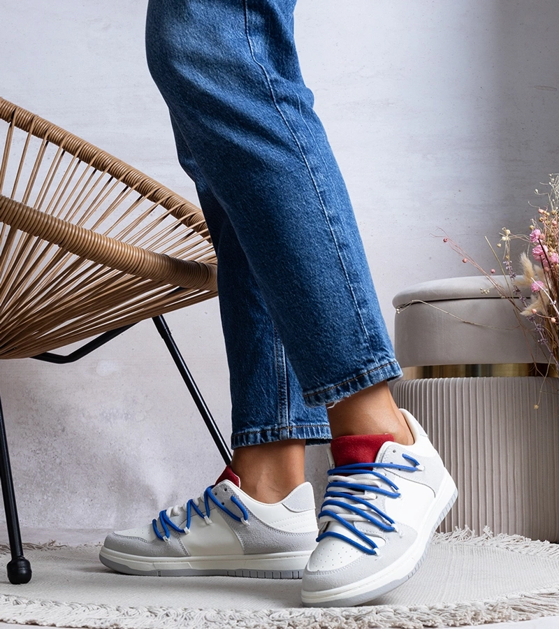 Graue Sneakers mit Marineblauen Schnürsenkeln Arcobaleno