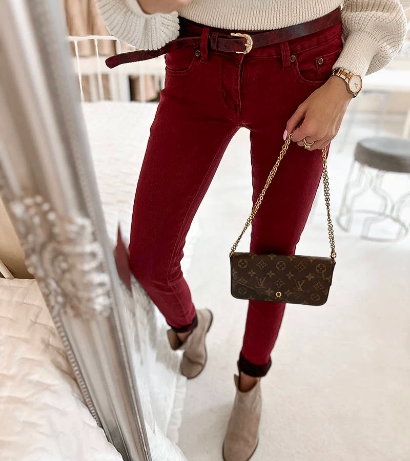 Rote, elastische Hosen mit Rocher-Gürtel