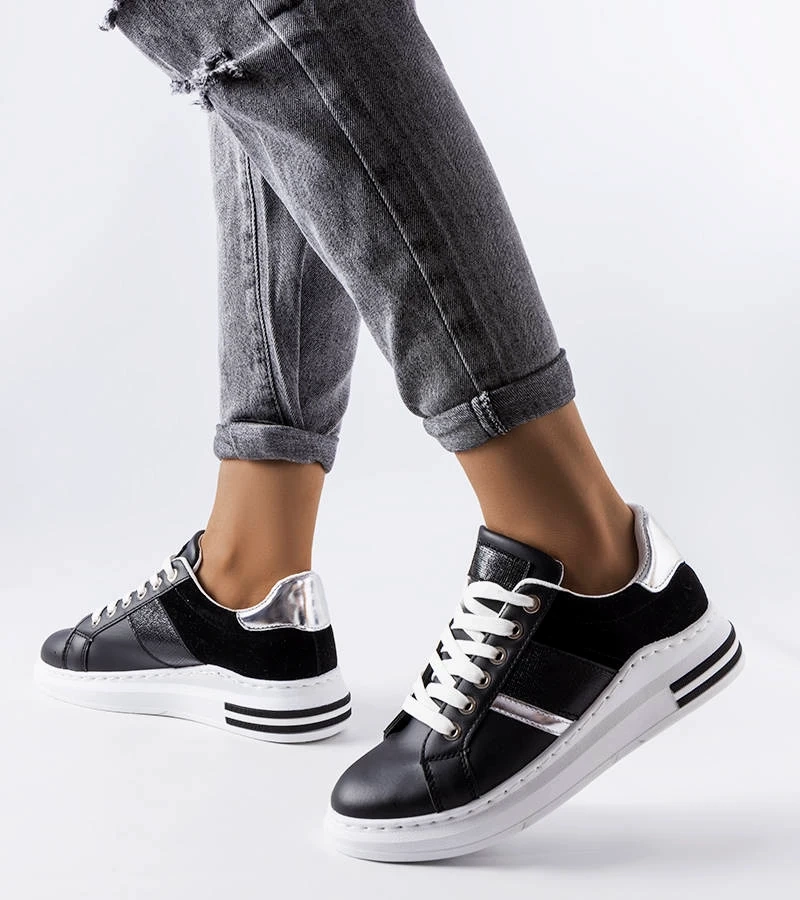 Schwarze Sneakers mit Deans-Einsätzen