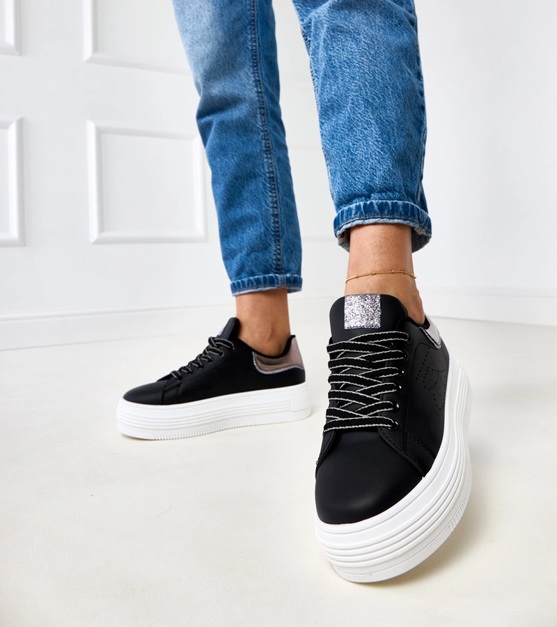 Schwarze Plateausneaker mit silbernem Einsatz Isaksson