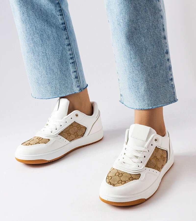 Weiße Sneakers verziert mit Isidoras Monogramm