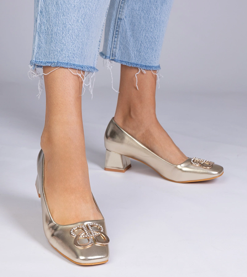 Goldene Pumps mit niedrigem Absatz und Strass Cahes