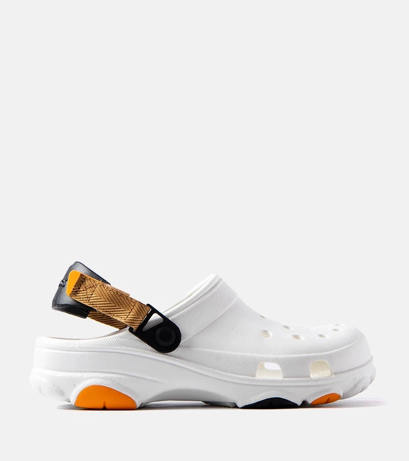 Weiße perforierte Crocs-Pantoletten
