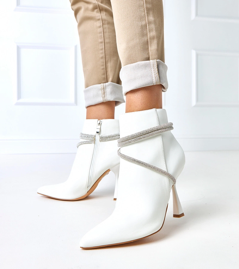 Weiße Stiefeletten mit Stilettoabsatz verziert mit Strass Fantagaro