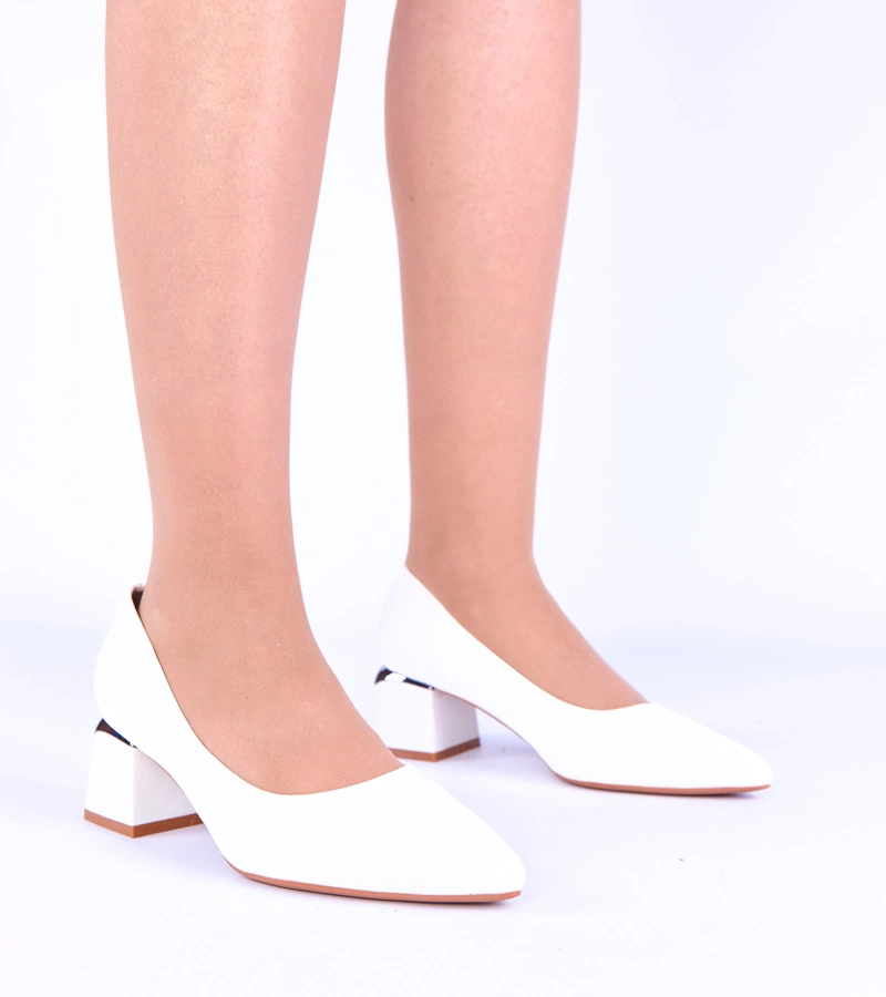 Weiße Pumps mit kleinem Absatz und silbernem Akzent Vallisa