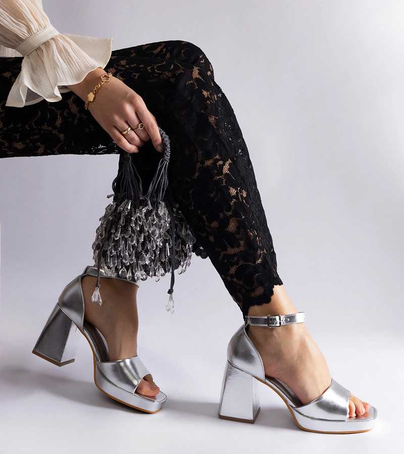 Silberne Sandalen mit massivem Absatz Barriosa