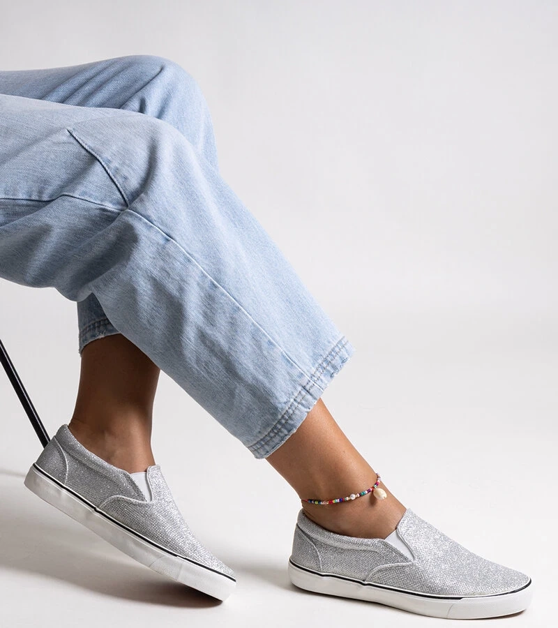 Silberne glänzende Turnschuhe von Lublubah