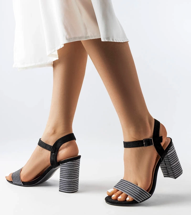 Schwarze Sandalen verziert mit silbernem Faden Aurelita