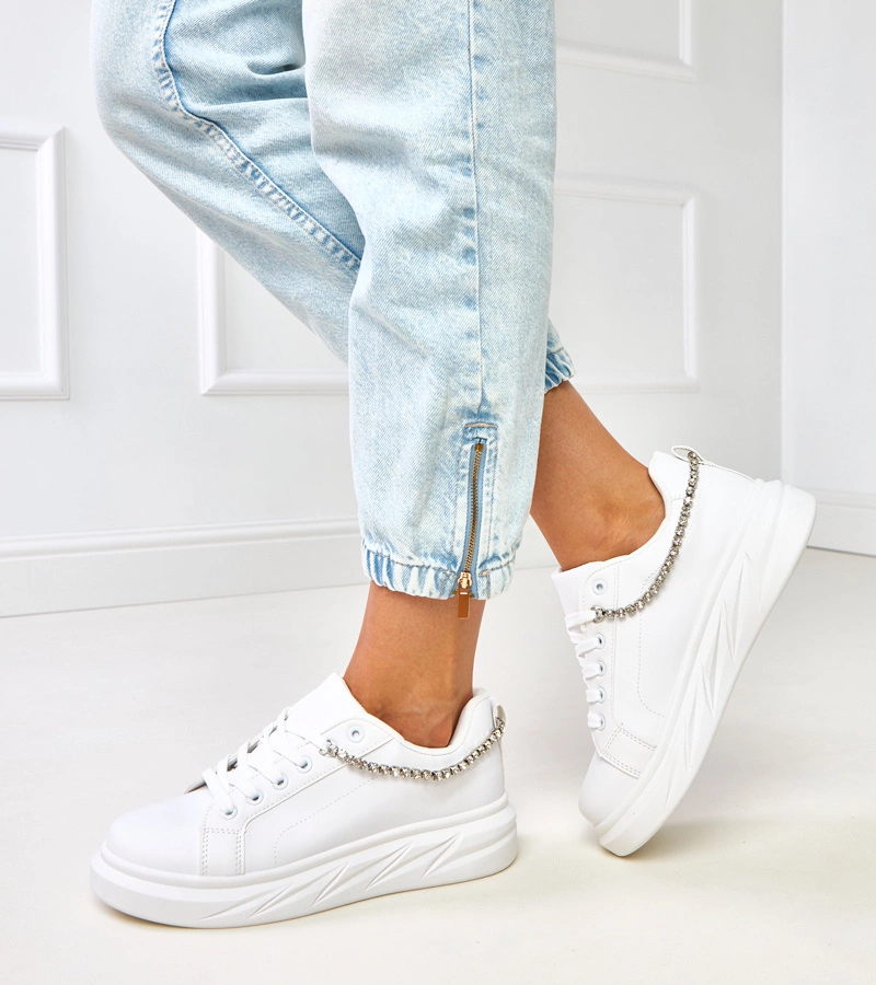 Weiße Plateausneaker mit dekorativer Kette Tina