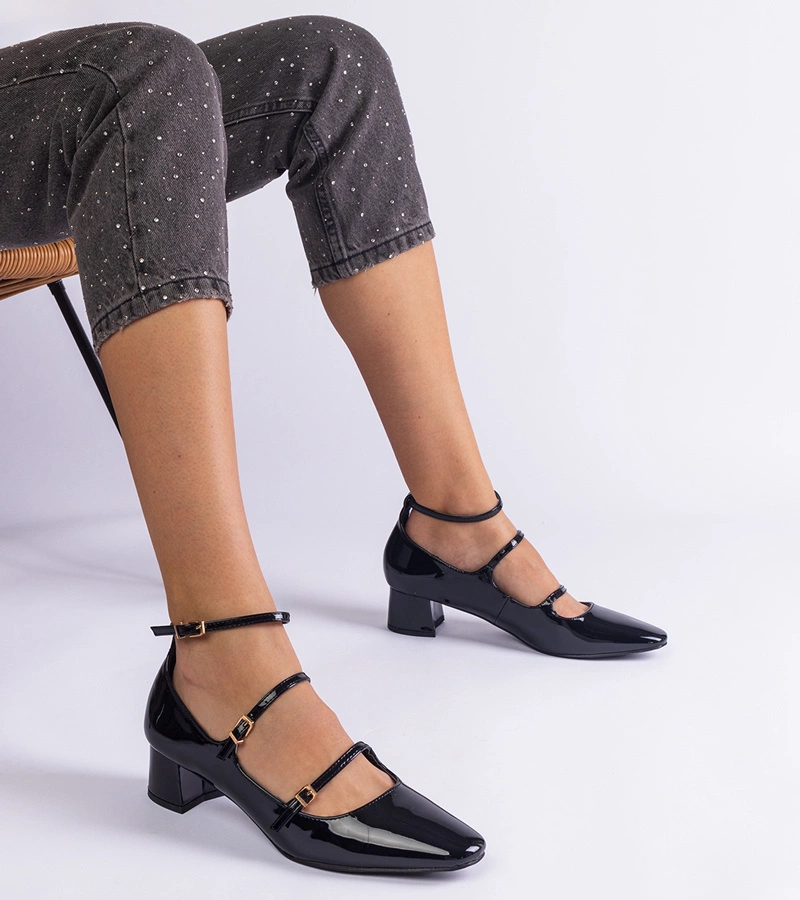 Schwarze Lackpumps mit Riemen von Herman