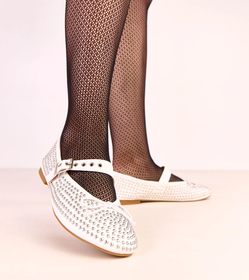 Weiße Ballerinas verziert mit Nieten und Schleife Mylie
