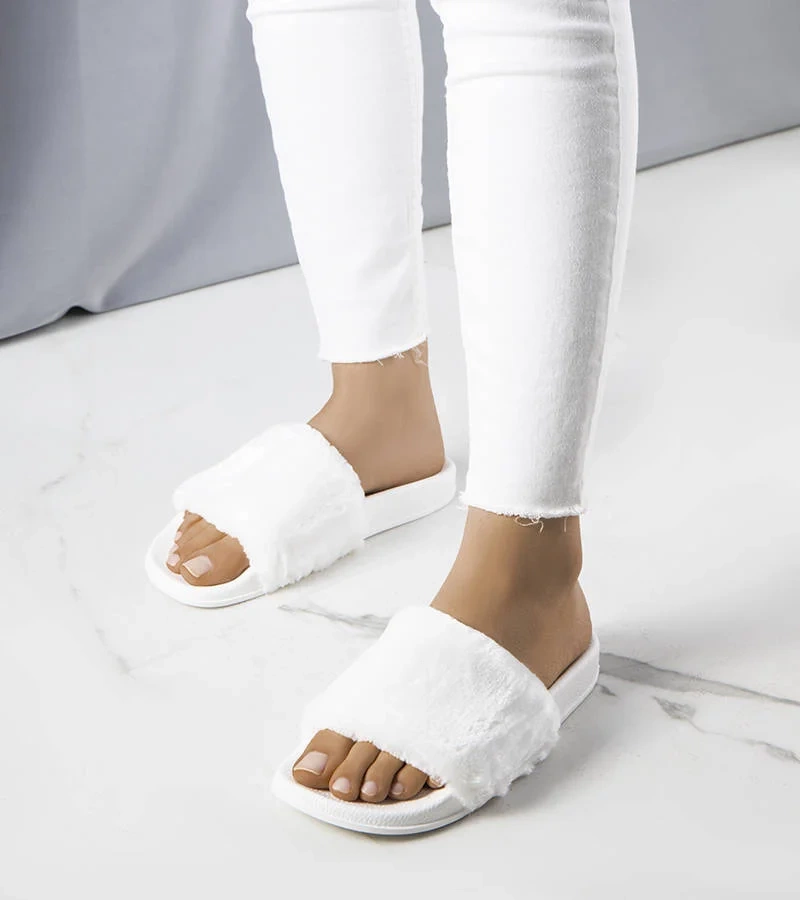 Beżowe klapki z łańcuchem Levy