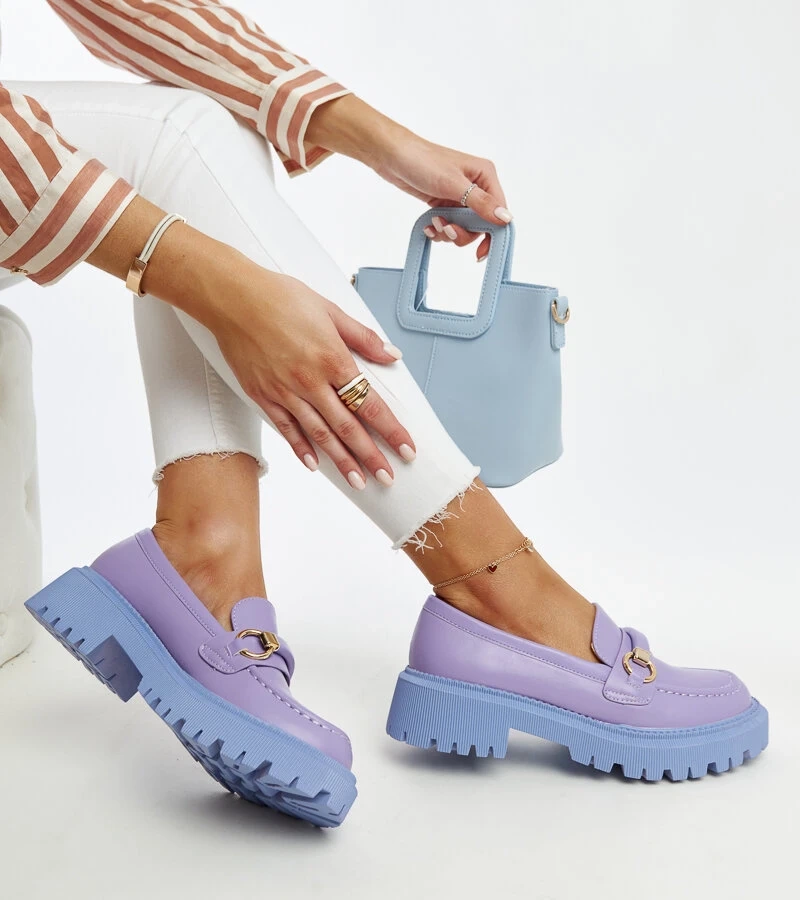 Lila Mokassins mit Schnalle von Lasima