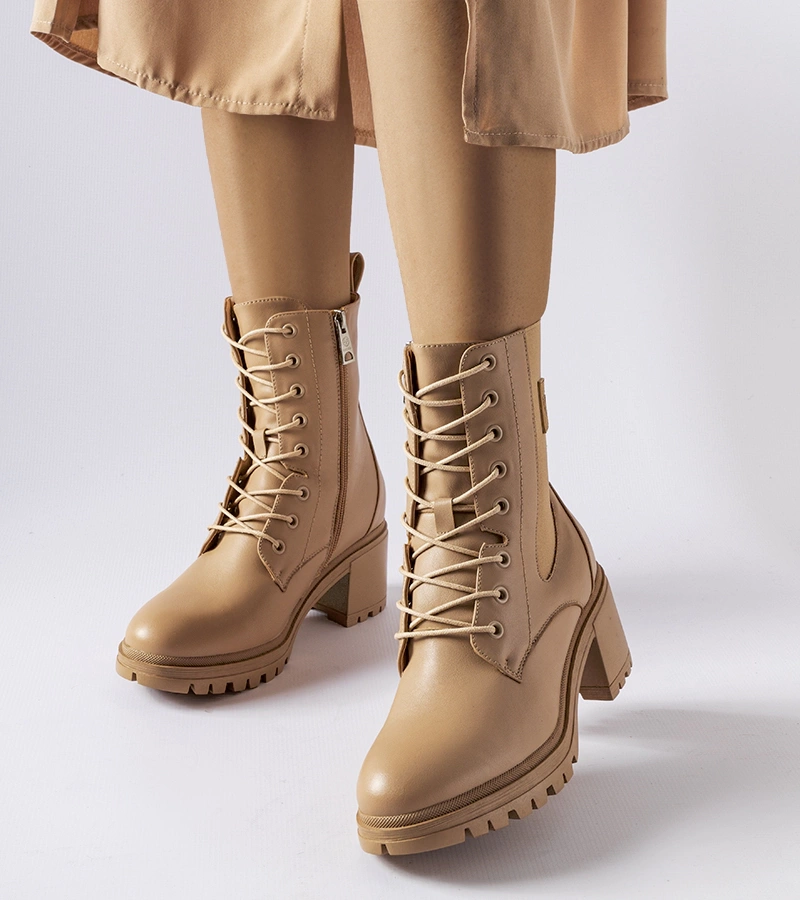 Beige gefütterte Stiefeletten mit Blockabsatz von Vinceza