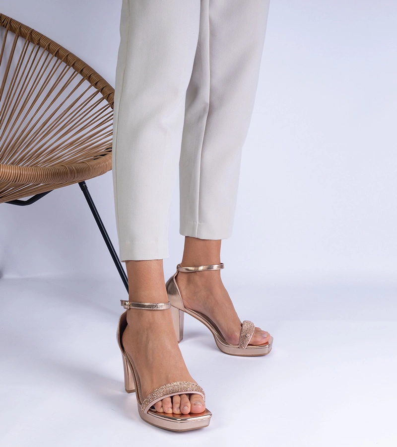 Champagnerfarbene elegante Blockabsatzsandalen mit Strasssteinen Beltusto