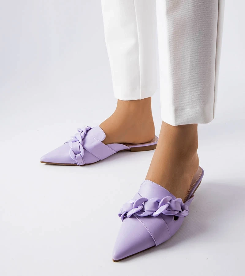 Lila Pantoffeln mit Patenaude Kette