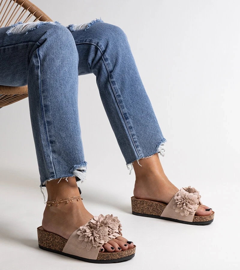 Beige Pantoletten mit Blumen auf der Apolonia-Plattform