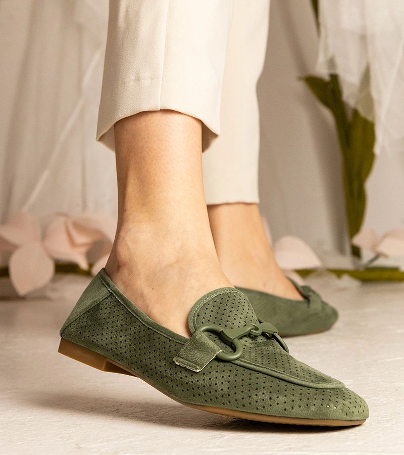 Grüne Damen-Loafer mit Lochmuster und Verzierung Mensory