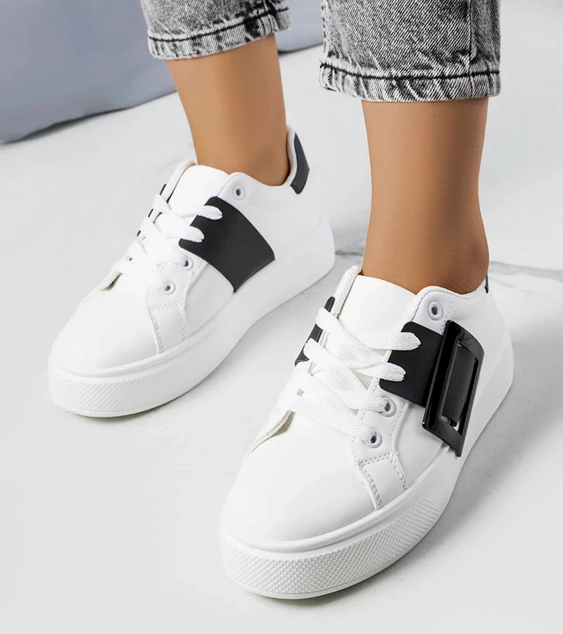 Weiße Sneakers mit schwarzer Schnalle von Toni