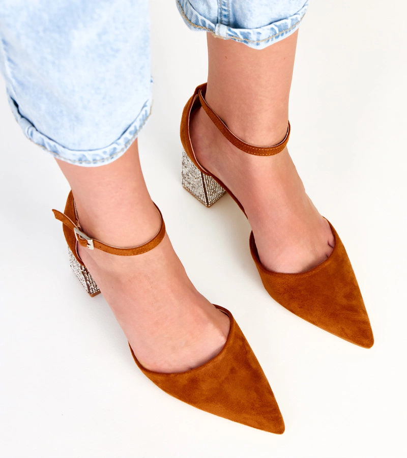 Braune Pumps mit Absatz verziert mit Zirkonia Sona