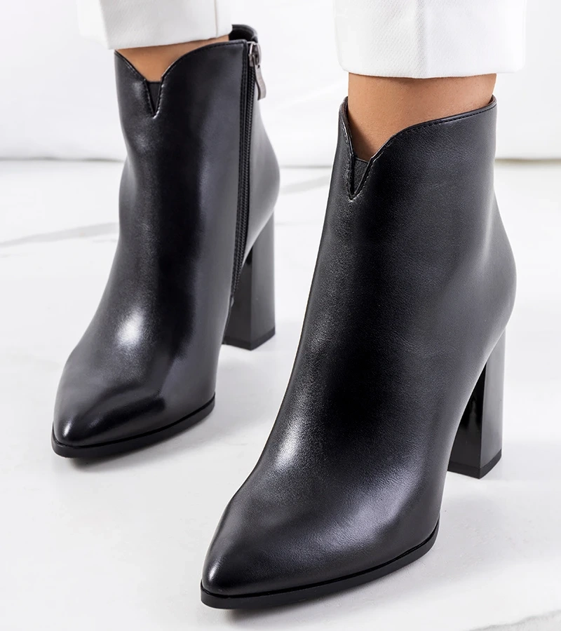 Schwarze Stiefeletten auf dem Pfosten von Ezinet