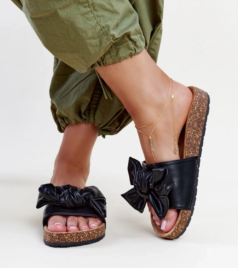 Schwarze Pantoletten mit Korksohle und Petresa-Schleife