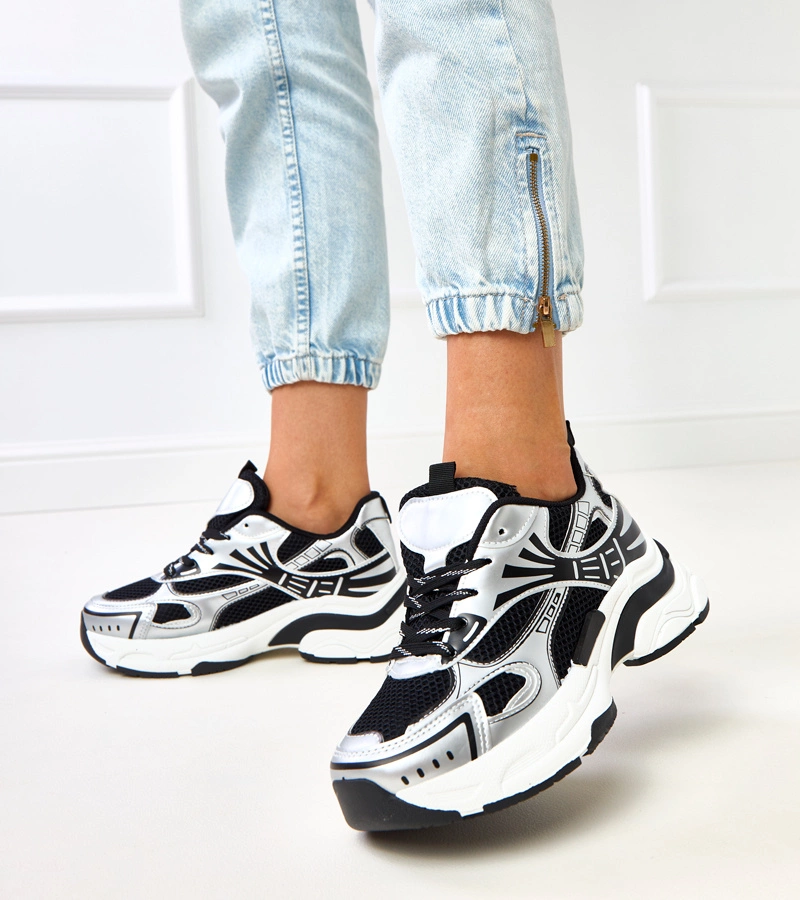 Schwarze Sportsneaker auf massiver Sohle Tims