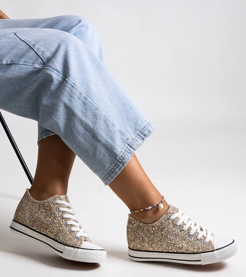 Goldene glänzende hohe Sneakers von Jadwa