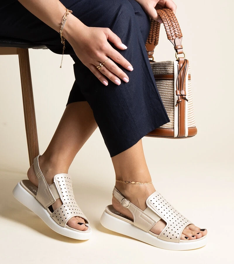 Goldene Sandalen mit durchbrochener Schaft von Imogne