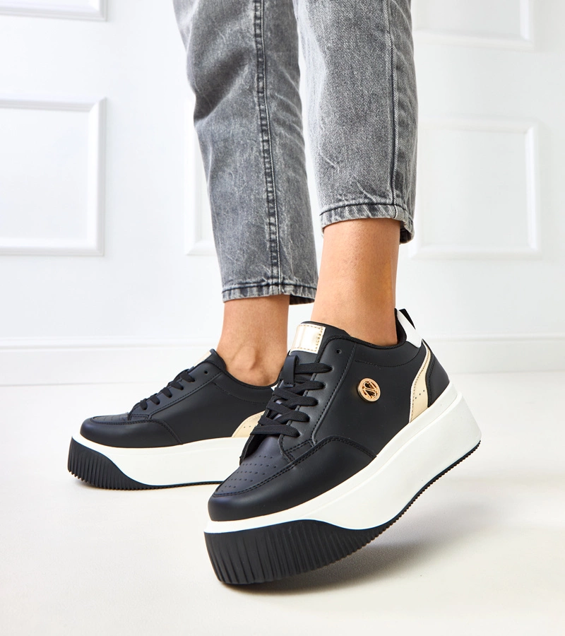 Schwarze Sneakers auf Plateausohle mit goldenem Motiv Baresi